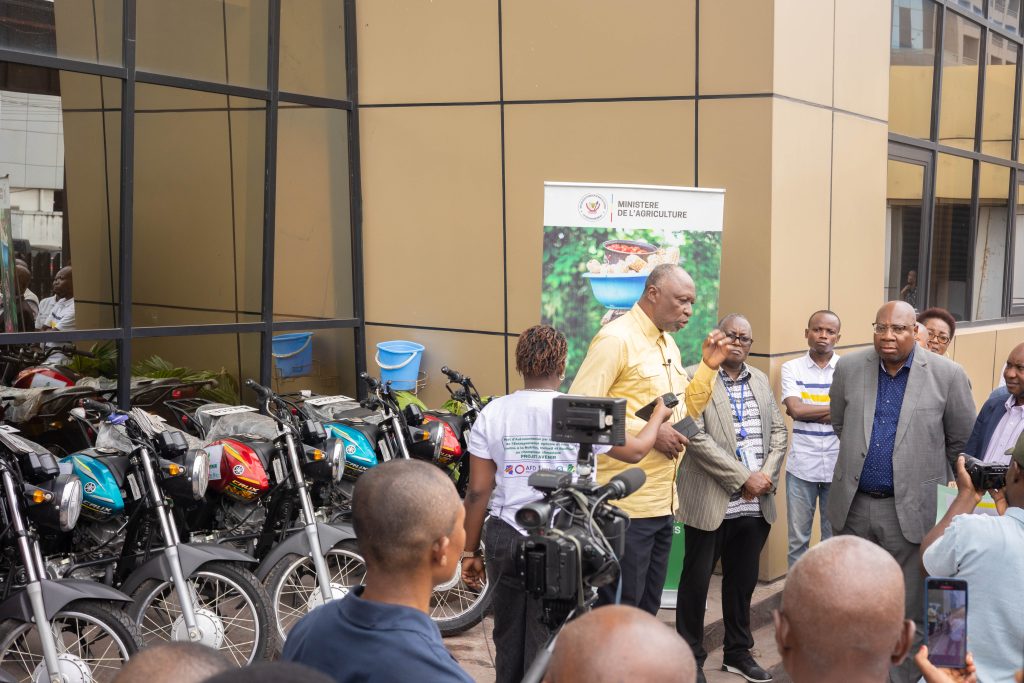 Le Projet AVENIR équipe ses partenaires de mise en œuvre avec 98 motos pour mieux servir les zones rurales